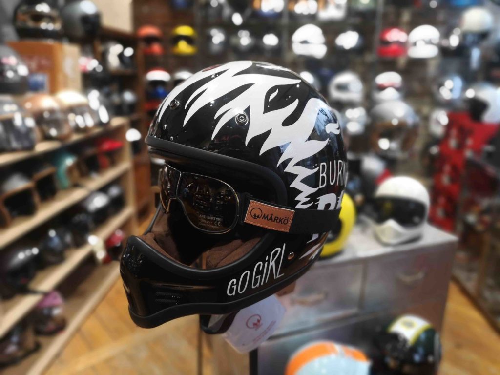 casque moto à motifs